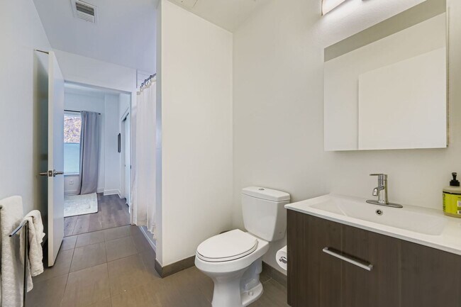 Building Photo - Turnkey 2 BDR Condo in the Heart of Boulder