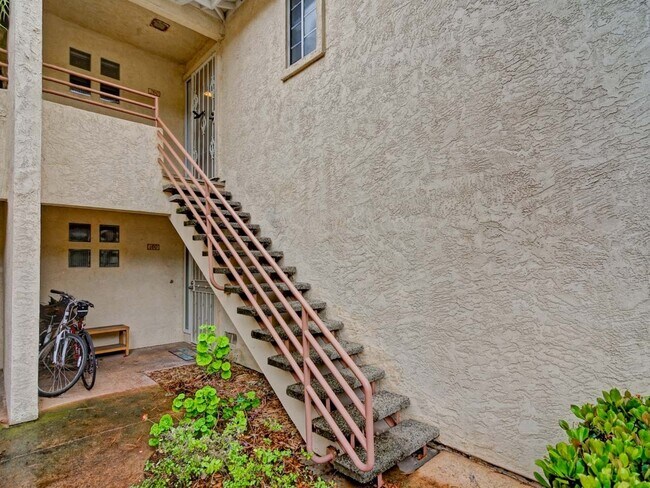 Building Photo - Sunny Top Floor Condo With Private Balcony...