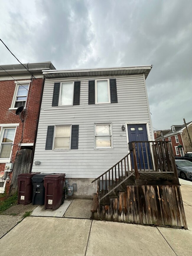 Building Photo - Beautiful 2 Bed/ 1.5 Bath ready for rent!