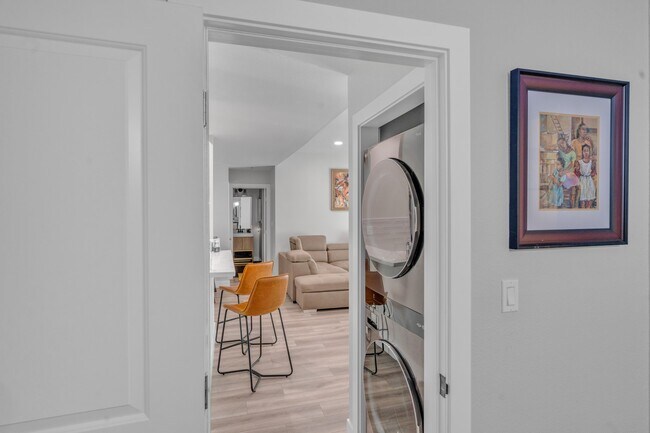 Building Photo - 433 E Tamarack Ave