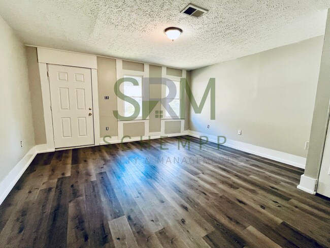 Building Photo - 2 Bedroom house in West Louisville- Section 8 accepted