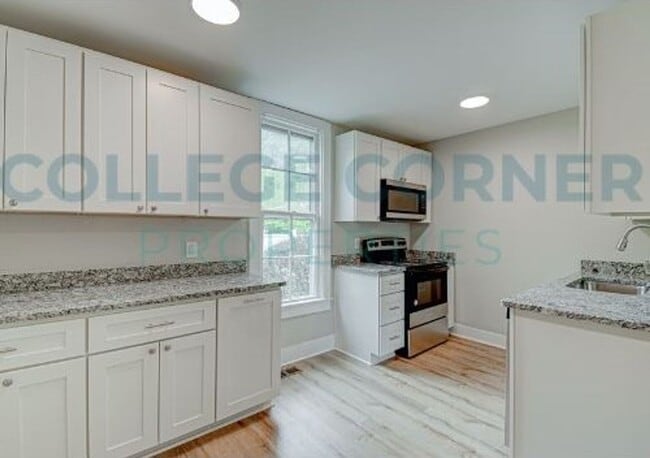 Building Photo - 639 S Poplar St