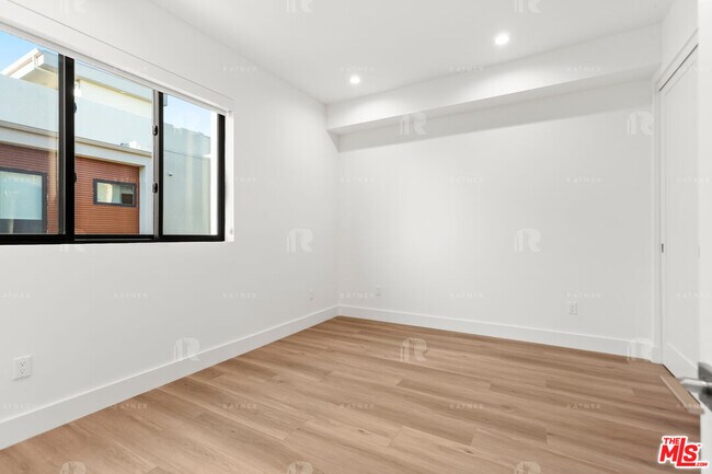 Building Photo - 1541 1/2 Hi Point St