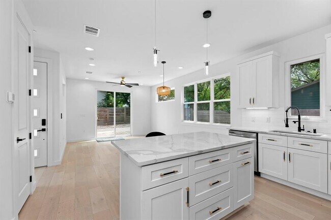 Building Photo - 5305 Ledesma Rd