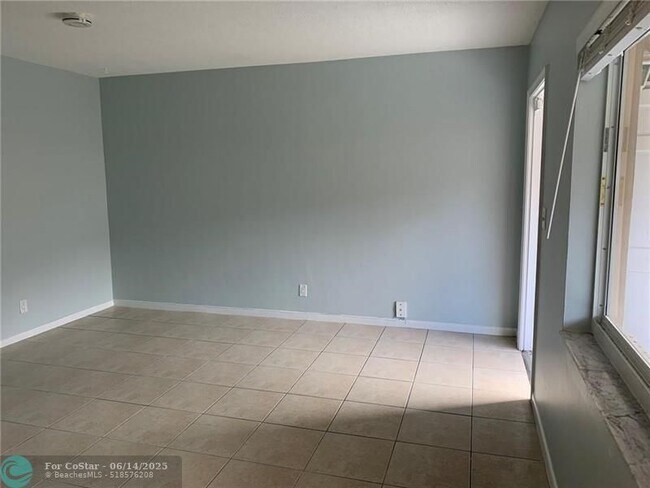 Building Photo - 4616 Poinciana St