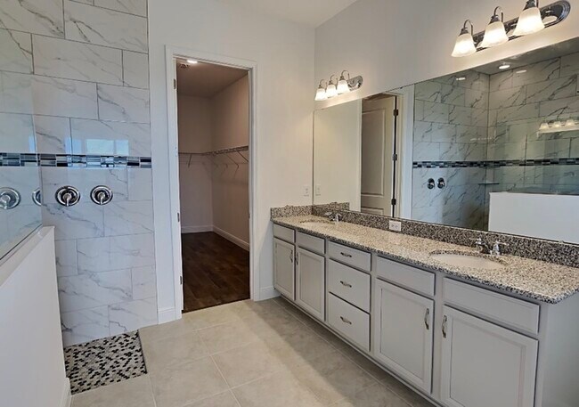 Building Photo - 15709 Vetta Dr