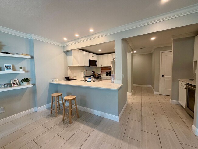 Building Photo - Updated 3 Bed 2.5 Bath Townhouse - SoHo / Hyde Park Area