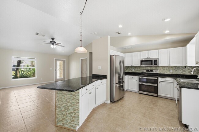 Building Photo - 1707 SE Manth Ln