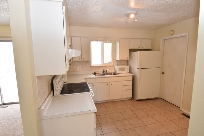 Building Photo - 1640 Shenandoah Dr