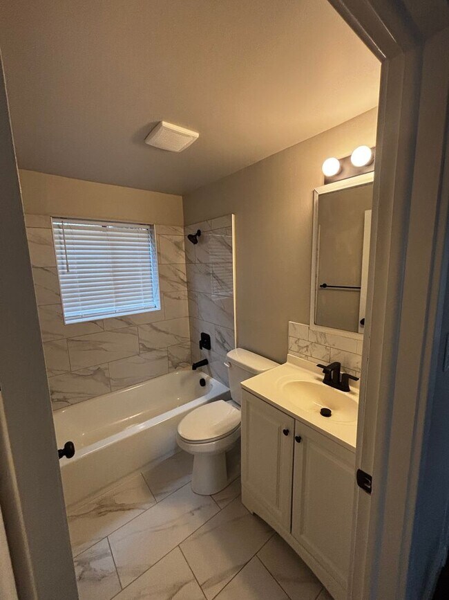 Building Photo - Beautiful duplex for rent near Capitol!