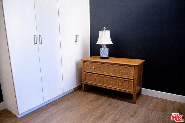 Building Photo - 842 11th St