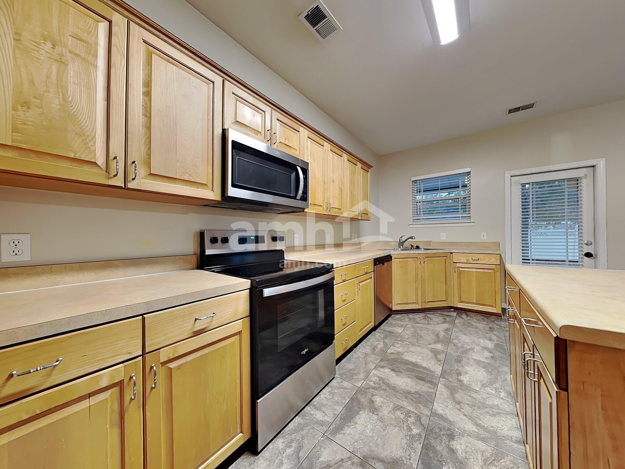 Building Photo - 90 Summer Hill Way