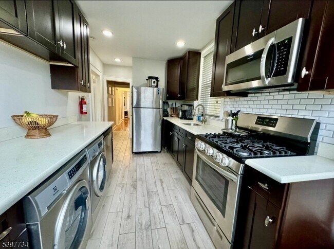 Building Photo - 10 Willowdale Ave