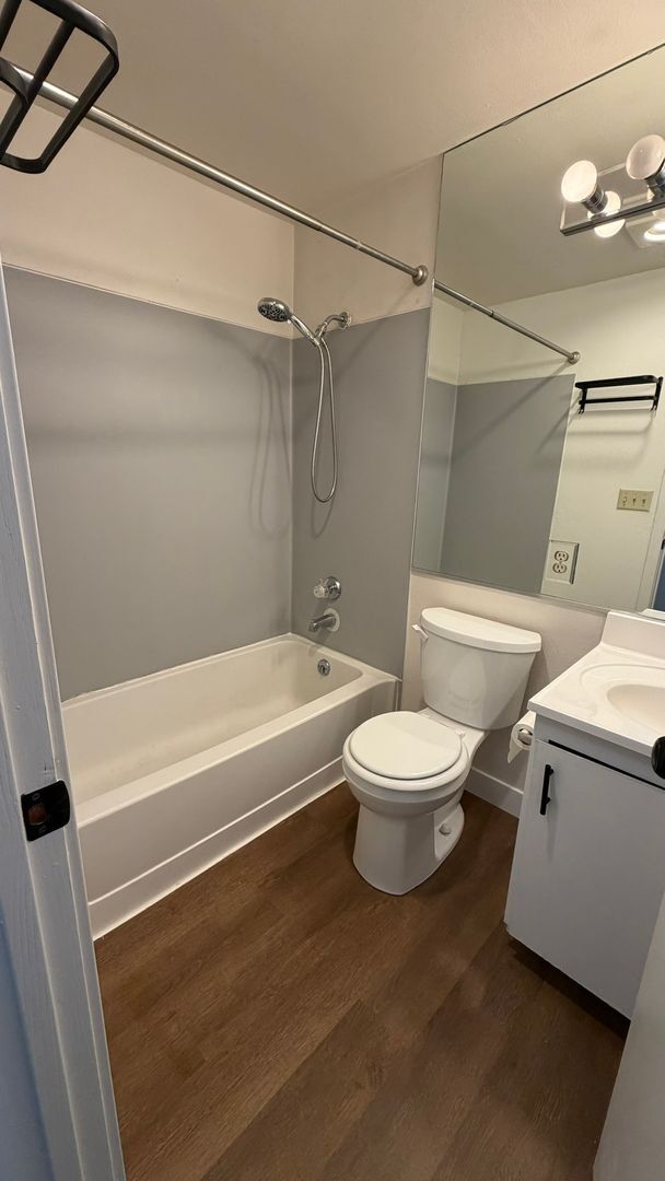 Building Photo - Updated 2BR Condo in Prime Bothell Location | Private Garage