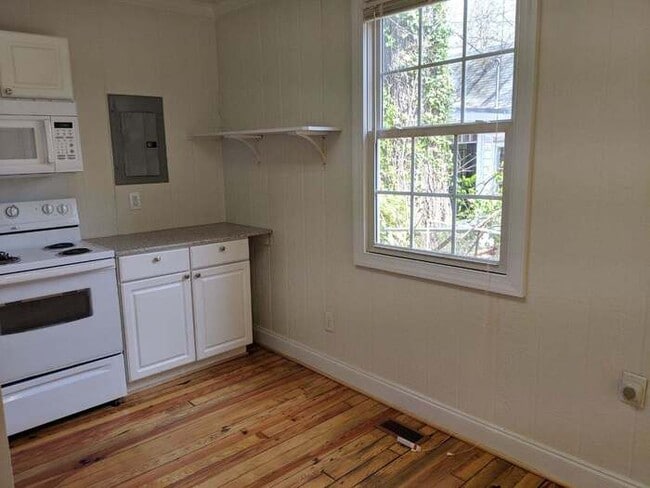 Building Photo - Chamberlain Cottage