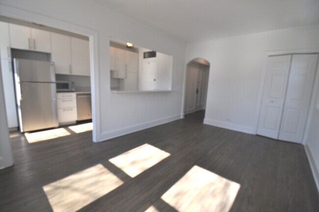 Building Photo - 846 W Ainslie St