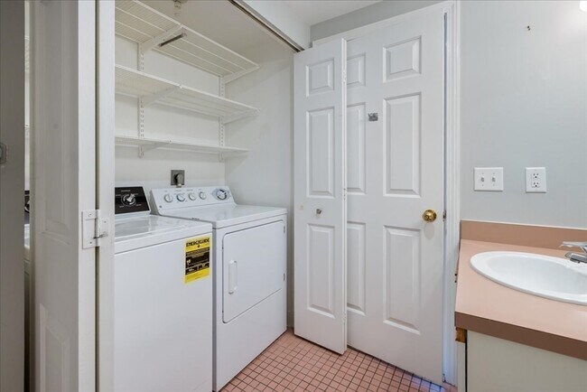 Building Photo - 100 Ledgewood Dr