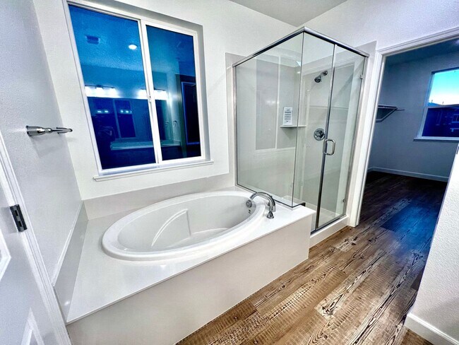 Building Photo - GORGEOUS 4 BED/3BATH IN BRENTWOOD SAVE $10...