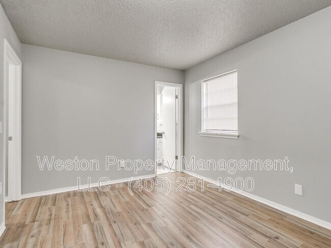 Building Photo - 1011 Crown Dr
