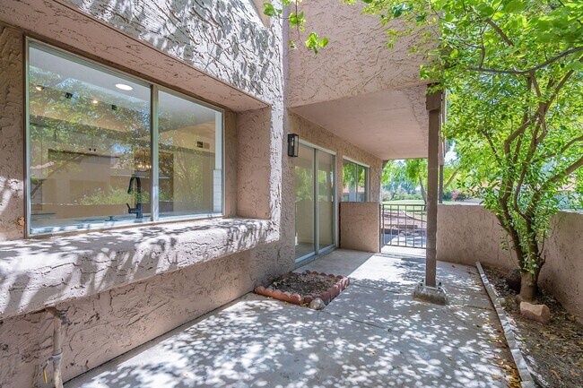 Building Photo - Live in luxury in this Scottsdale condo!