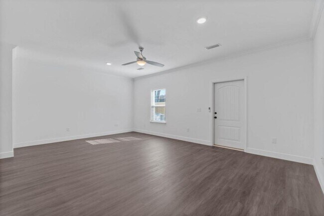 Building Photo - 533 Hill Ln