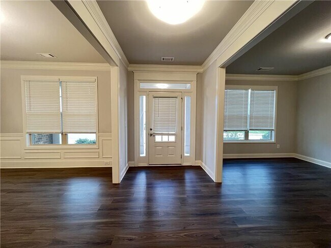 Building Photo - 4675 Silver Oak Dr SW