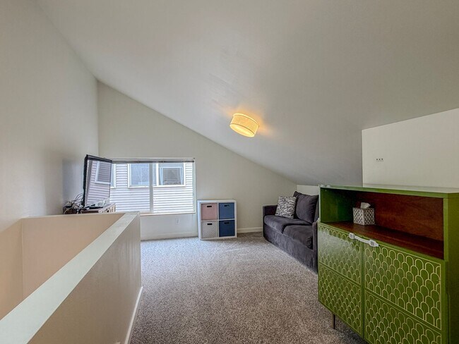 Building Photo - 2 bed/2.5 bath Townhome with Bonus Loft Space in North Seattle, $2,600/mo.