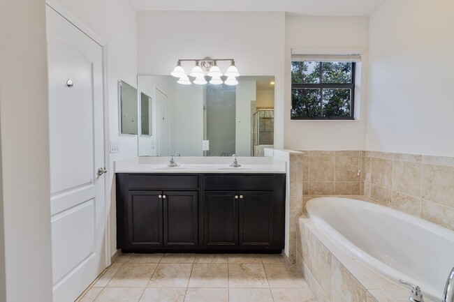Building Photo - 9596 Town Parc Cir S