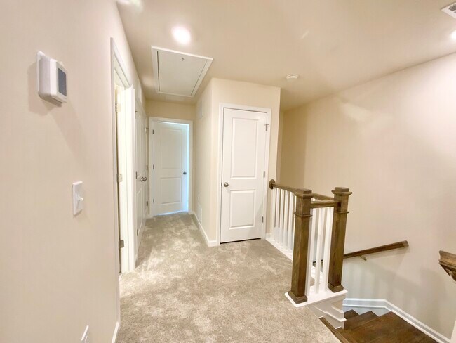 Building Photo - 836 Falls Grove Trl