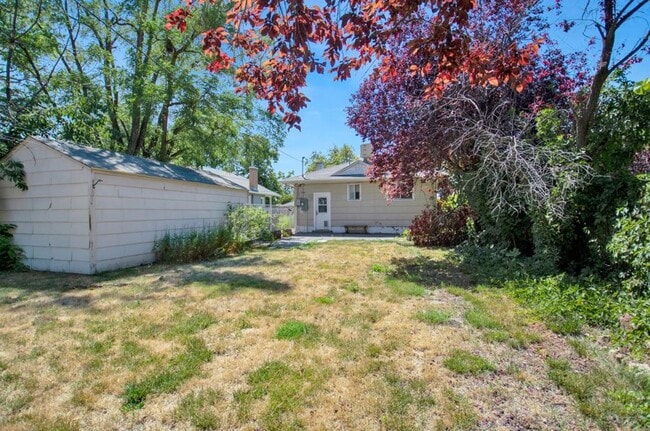 Building Photo - A Gardners Dream 2 Bed 1 Bath Home in Amazing SLC Location! Available NOW!