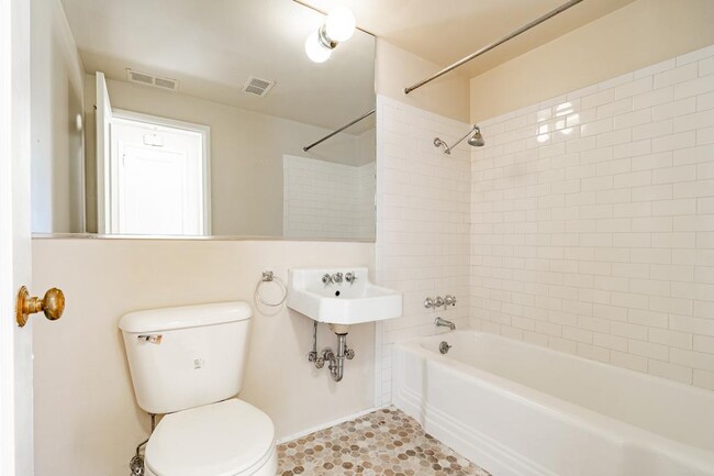 Building Photo - Boylston Court - 1 bedroom