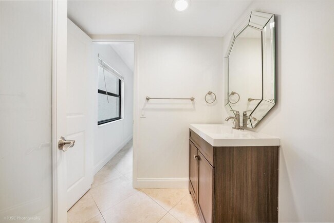 Building Photo - 525 Bayfront Dr