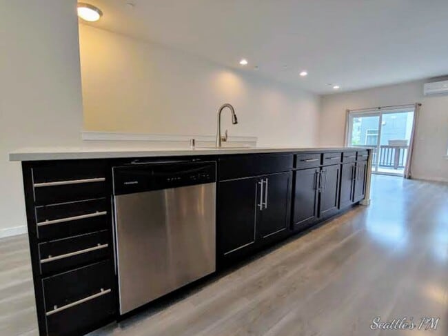 Building Photo - Stunning Contemporary Townhouse-Lynnwood