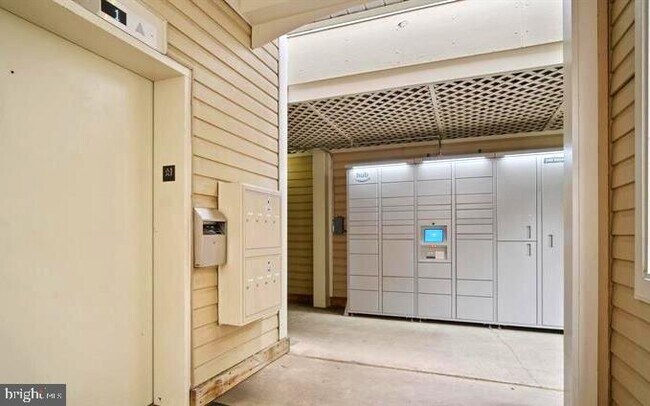 Building Photo - 240 S Reynolds St