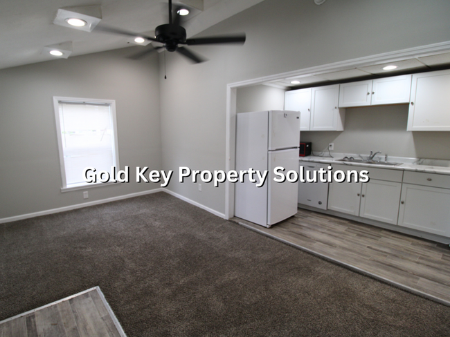 Building Photo - 1 BR 1 BA Downstairs Apartment with ALL UT...