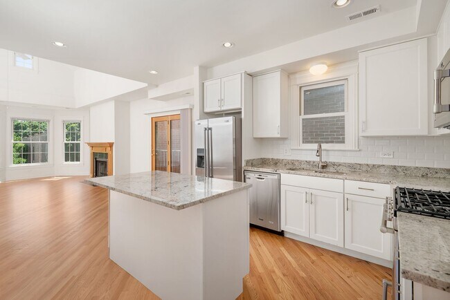 Building Photo - Large 3 BR/3 BA Duplex in the heart of Lincoln Park
