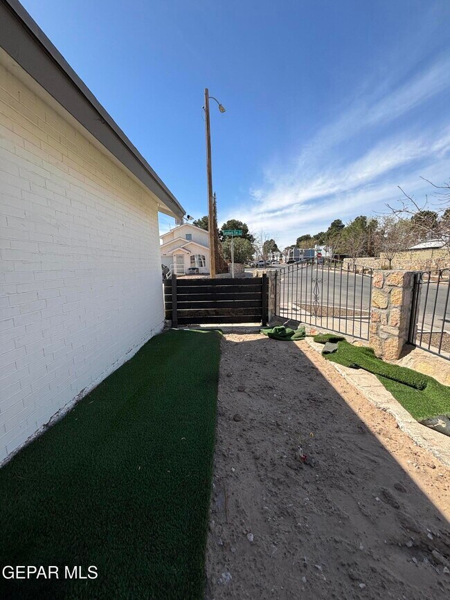 Building Photo - 9101 Lacebark Elm Dr