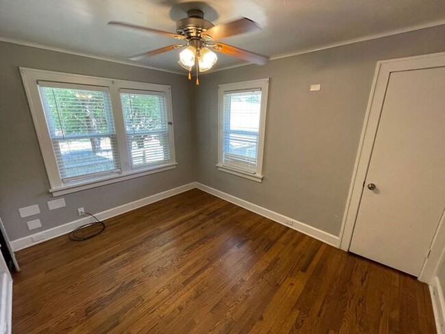 Building Photo - Charming 3 bedroom, 1.5 bathroom home in I...
