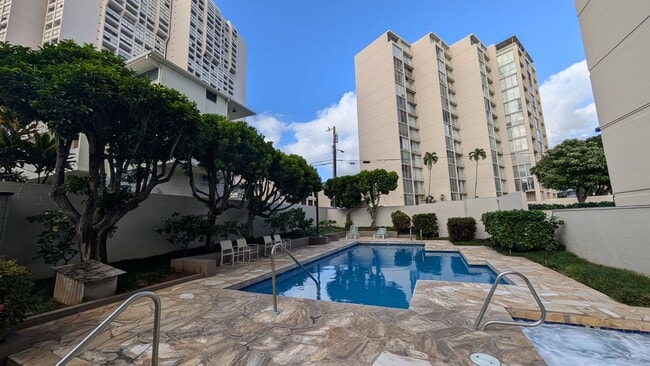 Building Photo - Newly remodeled Large 3 bed/2 bath/2 parking end unit with ocean and city views