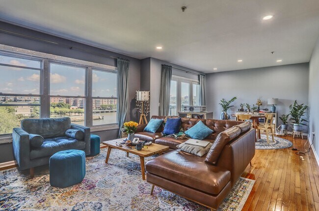 Building Photo - 340 THE Prom