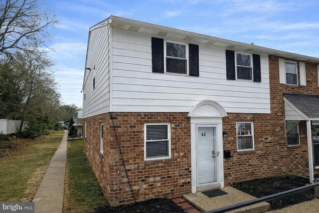 Building Photo - 605 W Market St