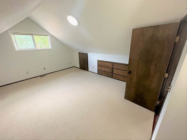 Building Photo - Cute home on Quiet Street 4bed/2bath