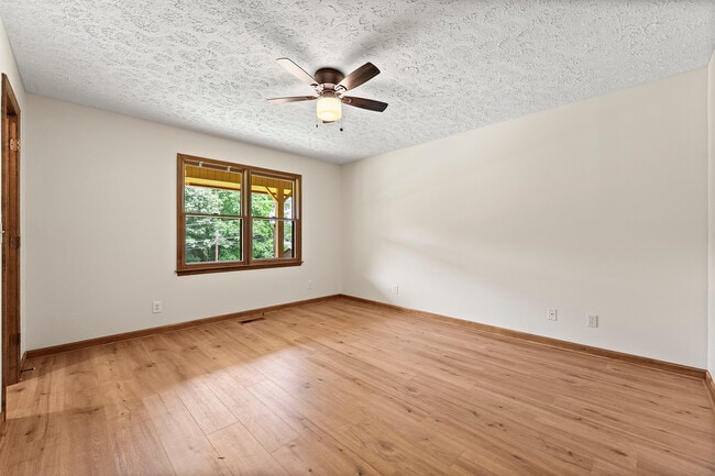 Building Photo - 105 McWhirter Pl