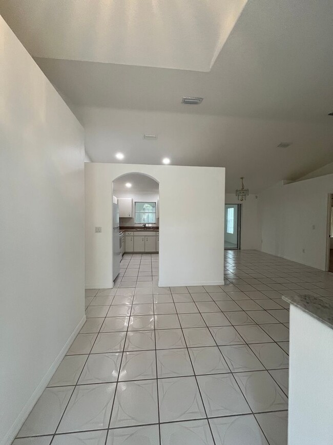 Building Photo - Single family Home with Florida room!