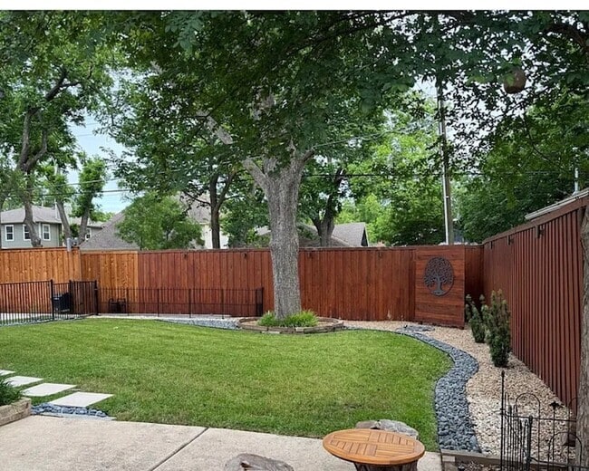 Building Photo - 5820 Palo Pinto Ave