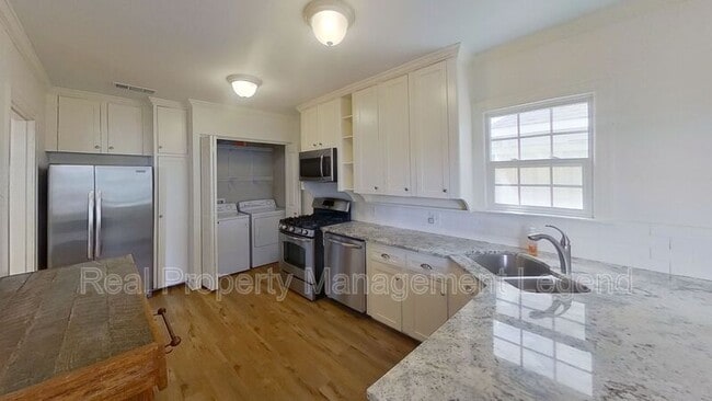 Building Photo - 5739 Kenwood Ave