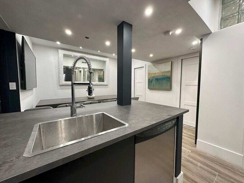 Building Photo - 825 Jimmy Buffett Mem Hwy