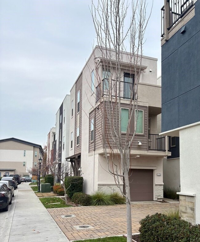 Building Photo - Vibrant 3 story 2bed/2.5bath home at the Mill at Broadway