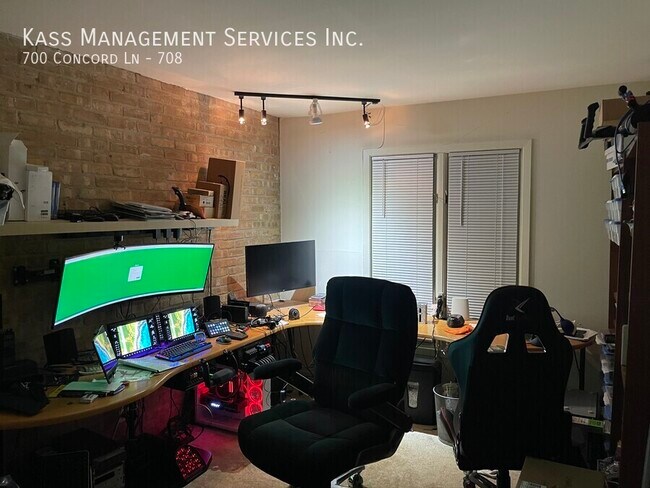 Building Photo - 700 Concord Ln