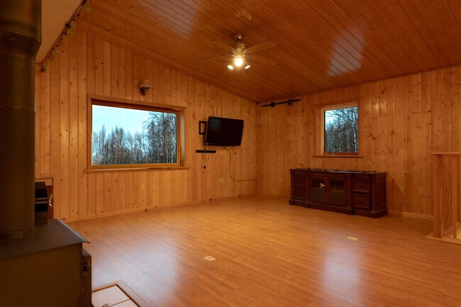 Building Photo - 3BR/3BA Home on 1.9 Acres – Garage & Pet F...